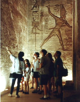 une des chambres d'un hypoge avec bas reliefs